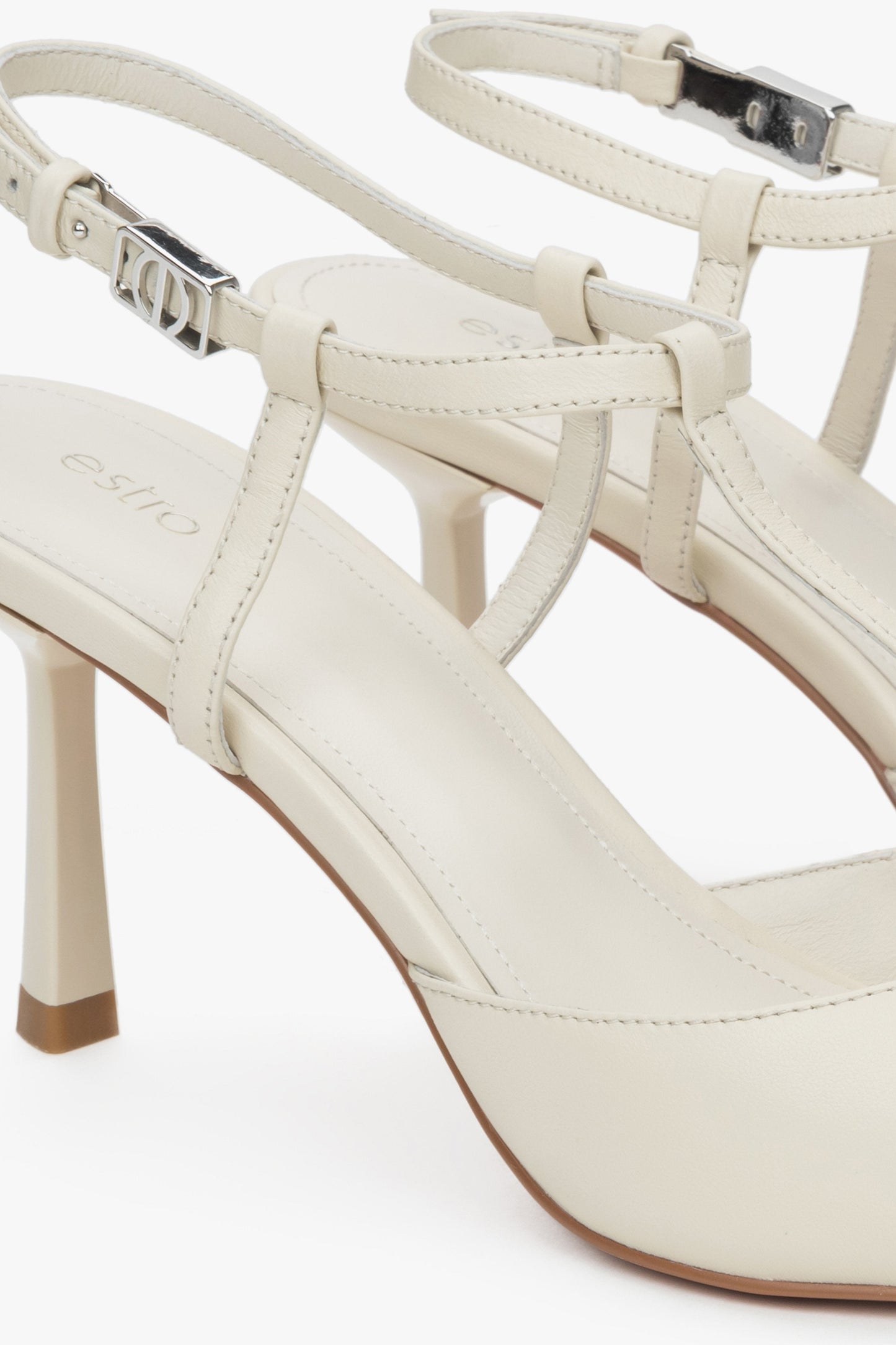 Cremefarbene Slingback-Pumps mit spitzer Kappe – Damen-Stilettos von Estro.