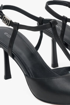 Estro Damen-Slingback-Pumps aus schwarzem Leder mit Stilettoabsatz und spitzer Kappe.