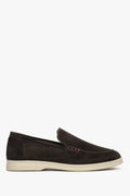 Slipper aus sattelbraunem Wildleder mit elastischer weißer Sohle. Estro ER00112621