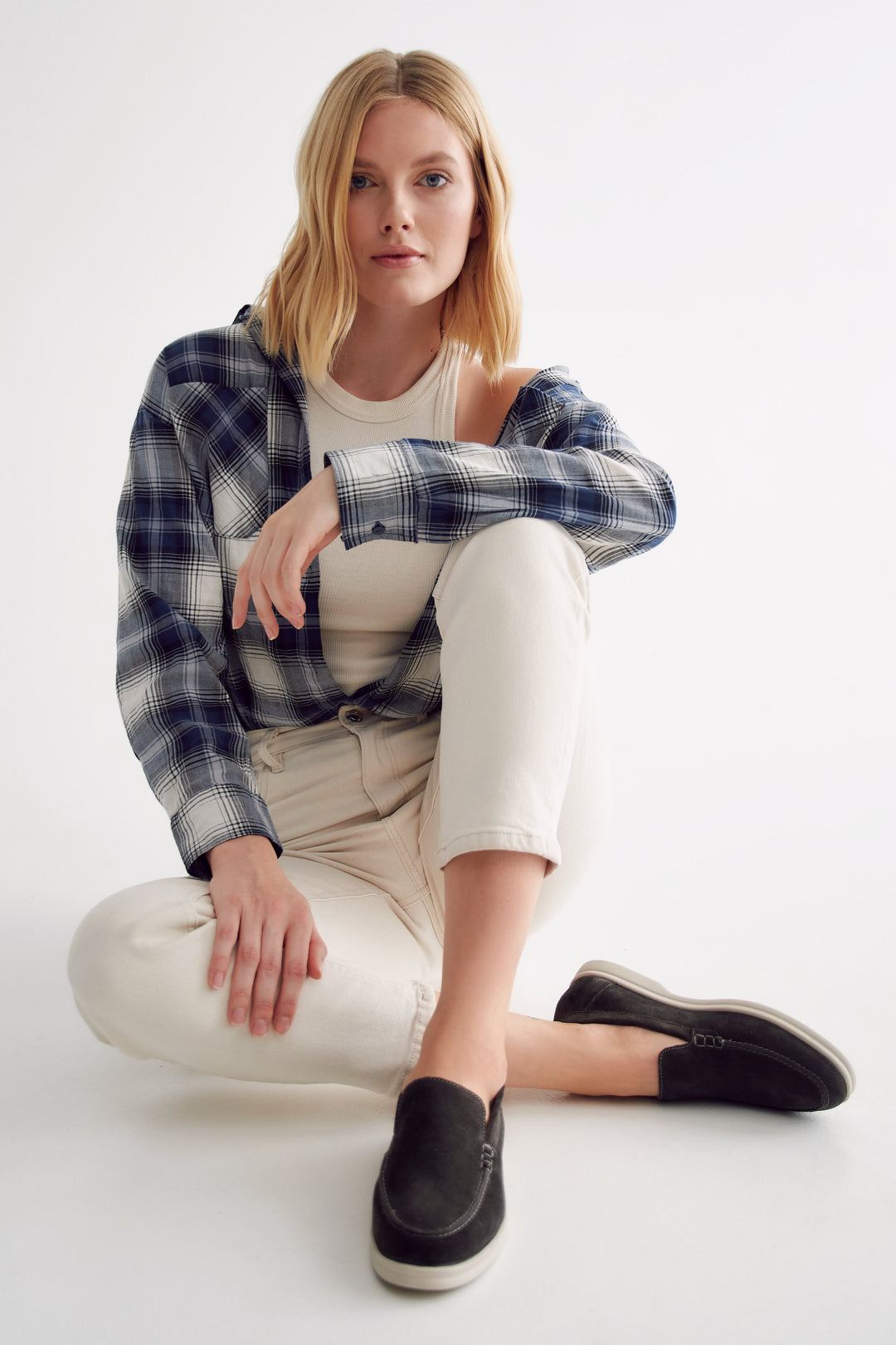 Damen-Loafer aus weichem italienischem Wildleder in Sattelbraun. Estro ER00112621