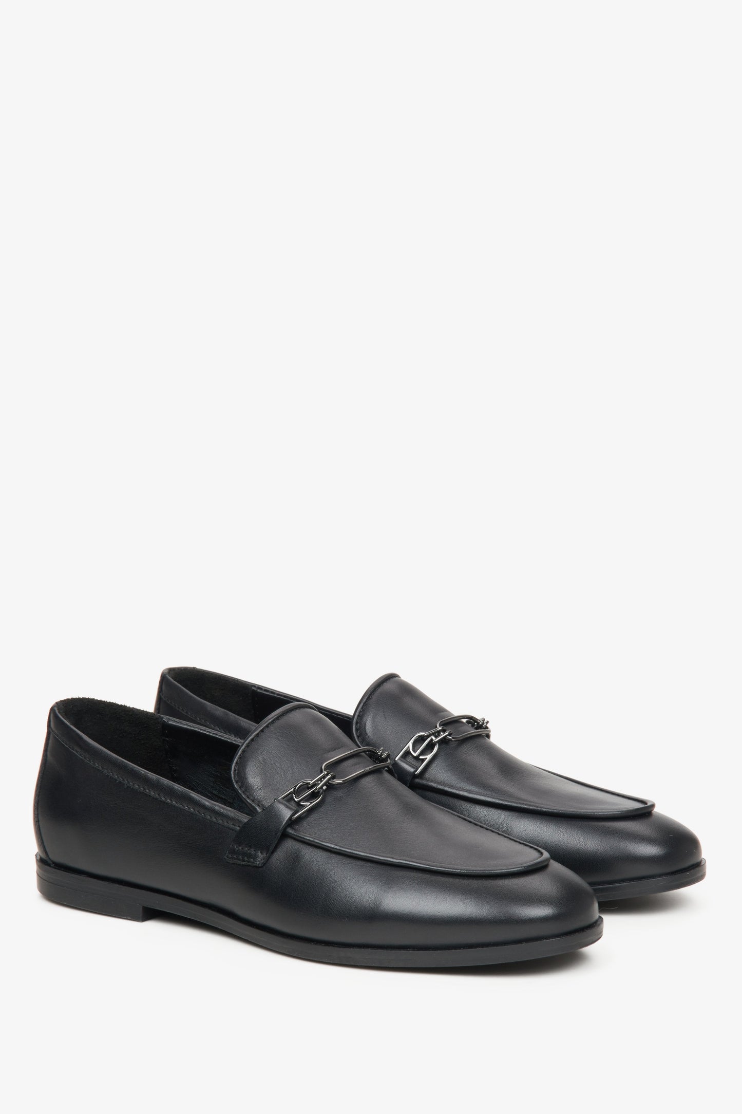 Damen Slipper schwarz aus echtem Leder mit Kette – Estro ER00115616
