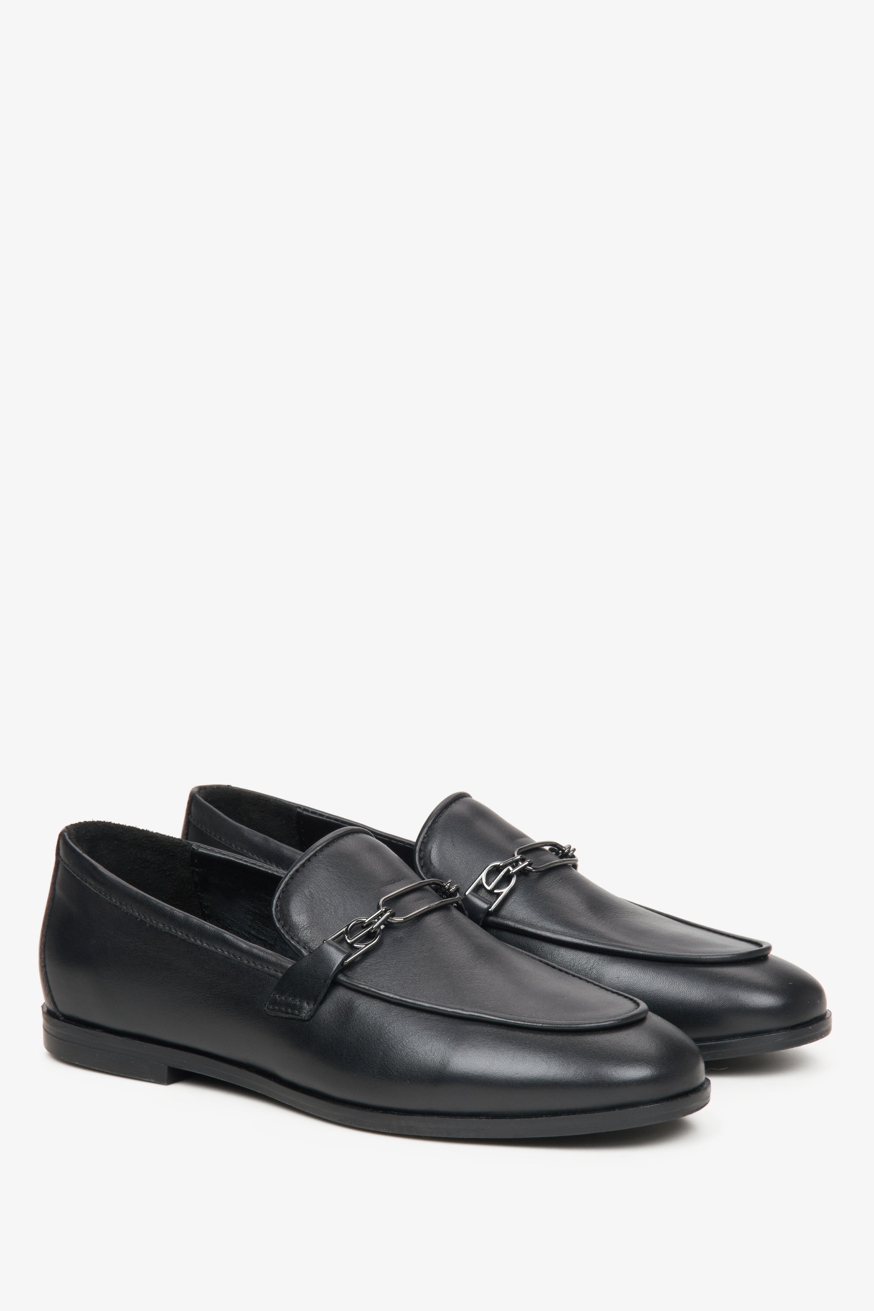 Damen Slipper schwarz aus echtem Leder mit Kette – Estro ER00115616
