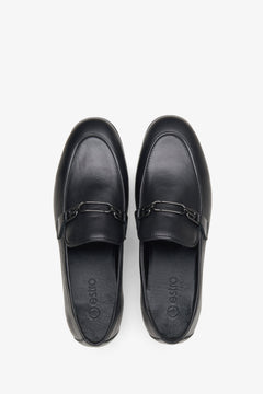 Seitliche Ansicht schwarze Leder-Slipper mit Schmuckkette – Estro ER00115616