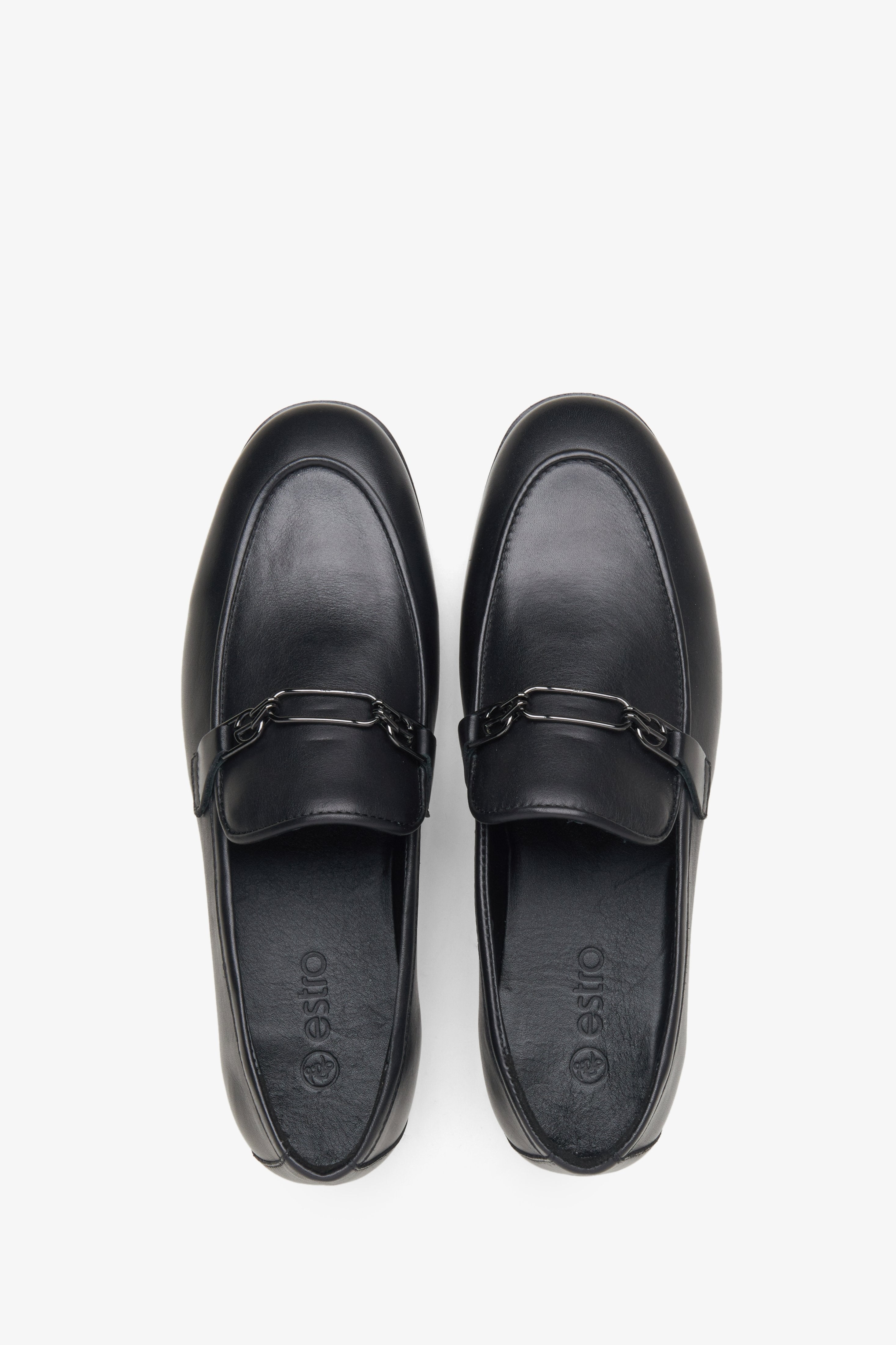 Seitliche Ansicht schwarze Leder-Slipper mit Schmuckkette – Estro ER00115616
