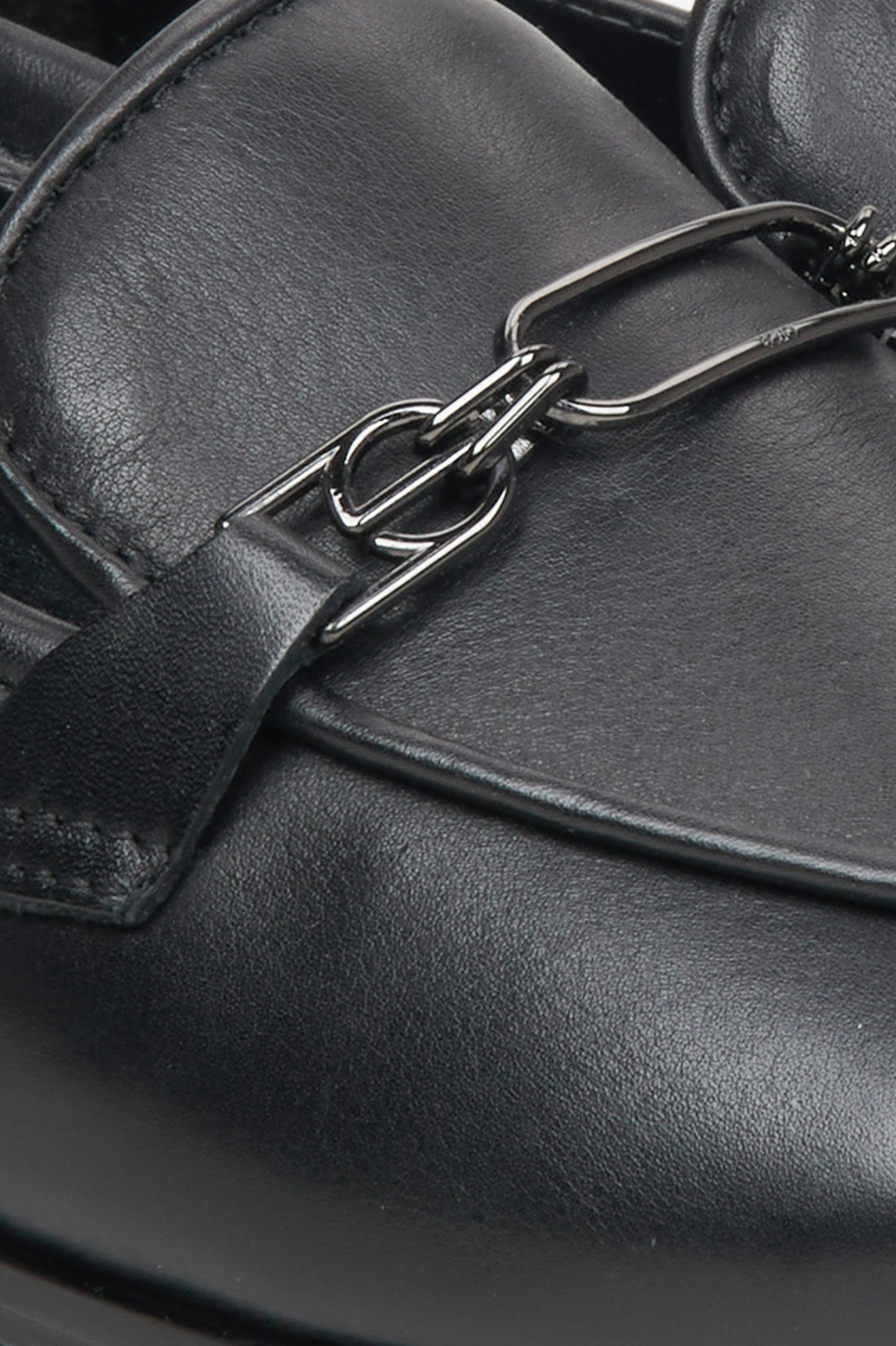 Detailaufnahme der Kette auf schwarzen Damen-Slippern – Estro ER00115616