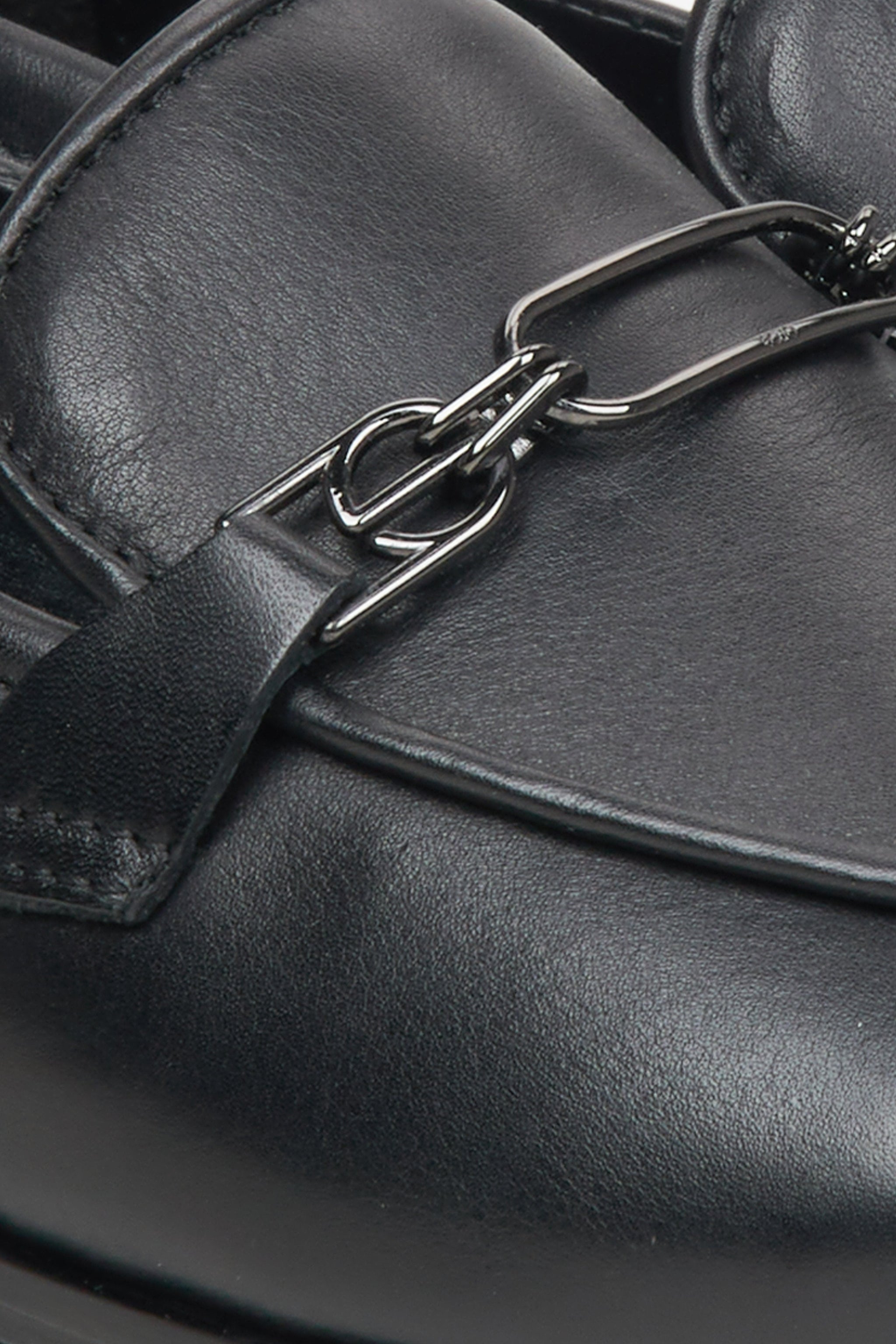 Detailaufnahme der Kette auf schwarzen Damen-Slippern – Estro ER00115616