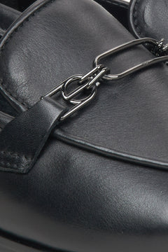 Detailaufnahme der Kette auf schwarzen Damen-Slippern – Estro ER00115616