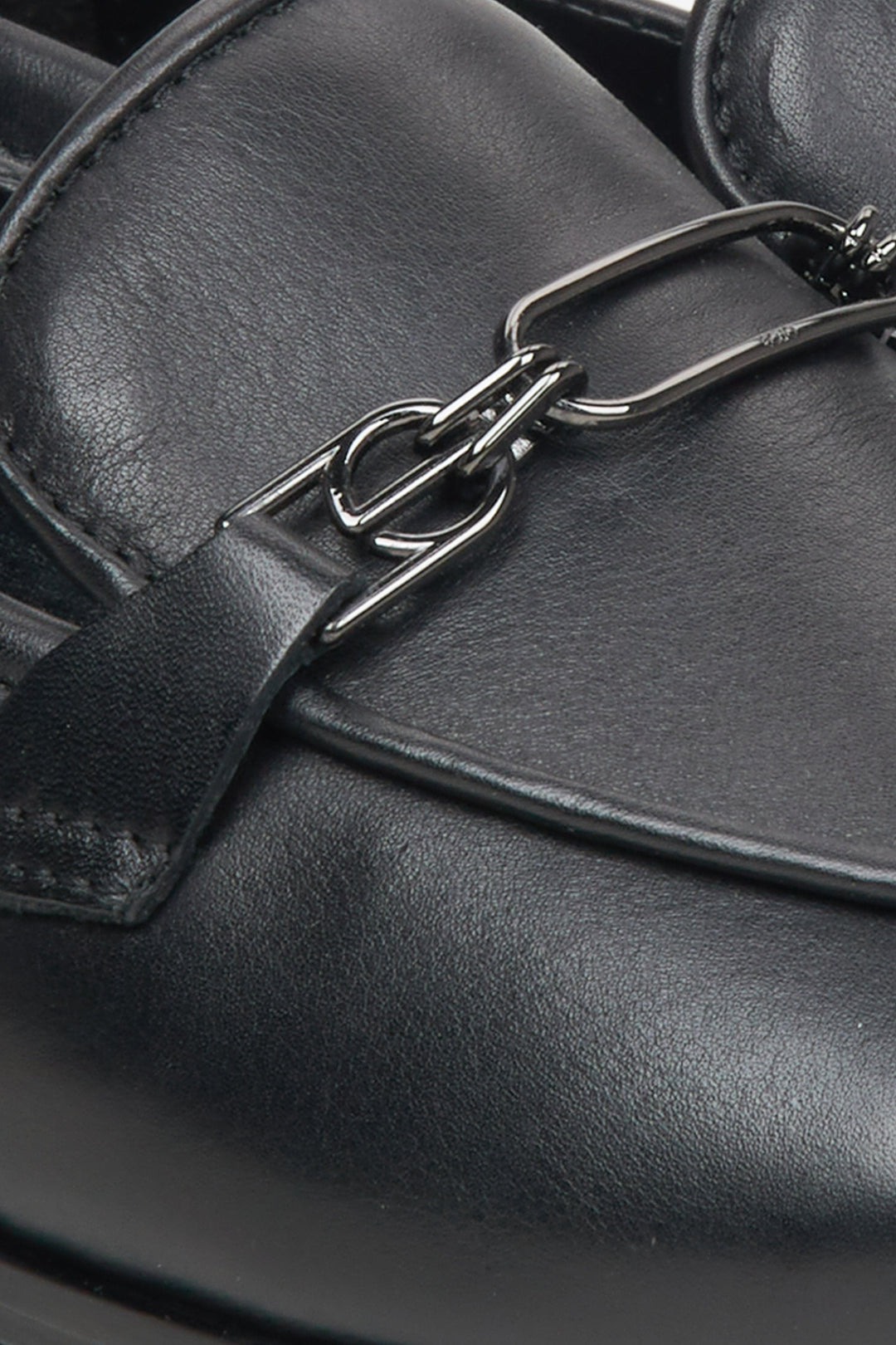 Detailaufnahme der Kette auf schwarzen Damen-Slippern – Estro ER00115616