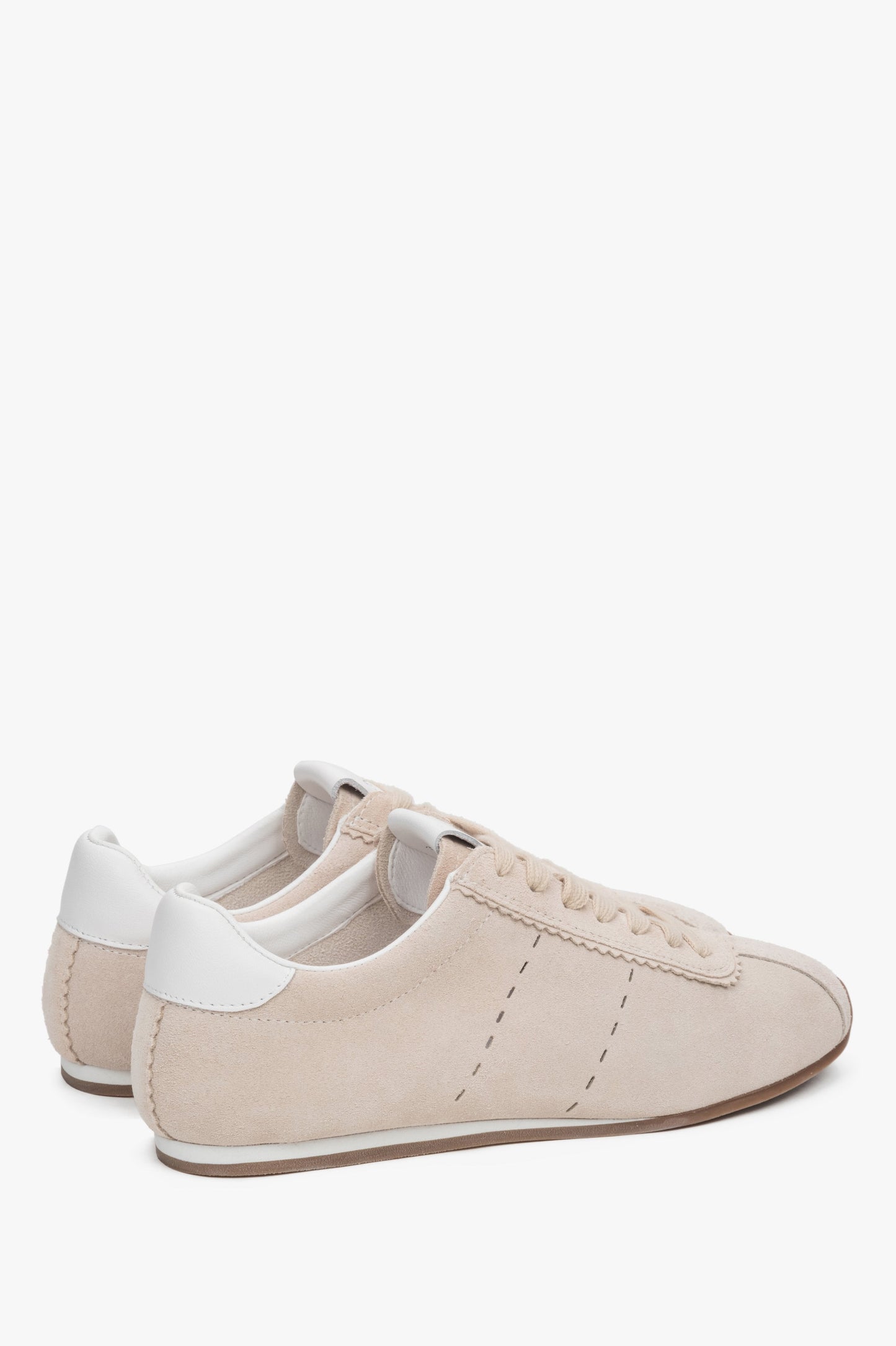 Damen-Sneaker von Estro aus beigem Veloursleder mit flacher Sohle.