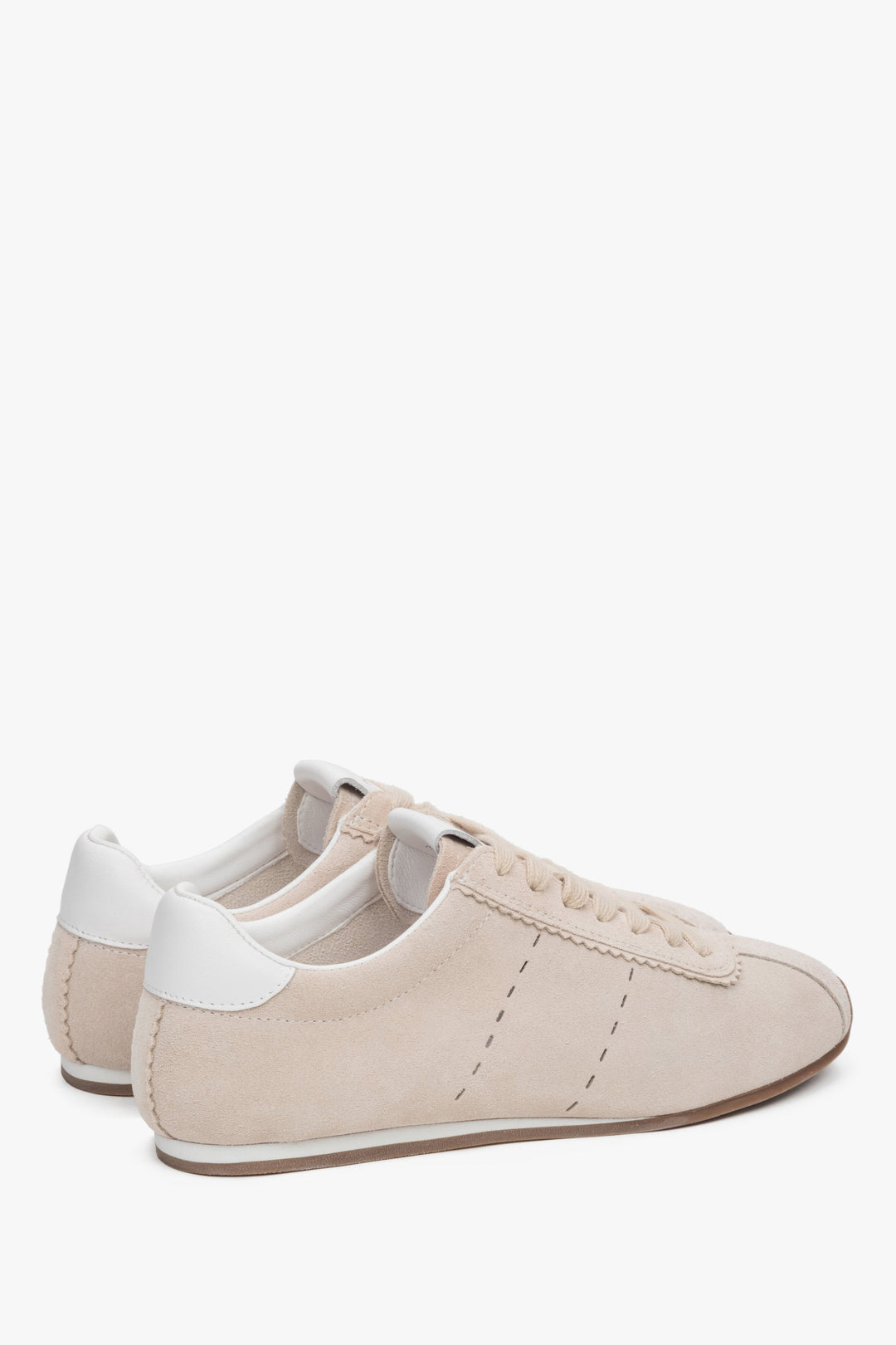 Damen-Sneaker von Estro aus beigem Veloursleder mit flacher Sohle.