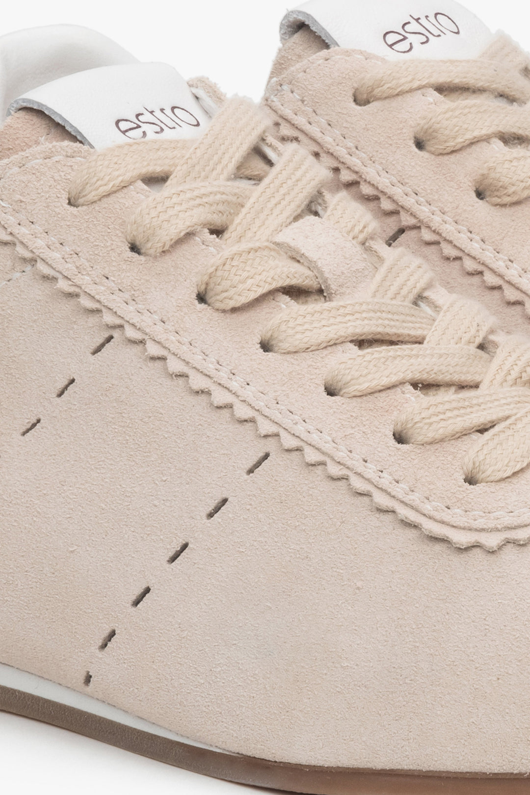 Helle und weiche beige Damensneaker von Estro aus natürlichem Velours – Nahaufnahme der Details.