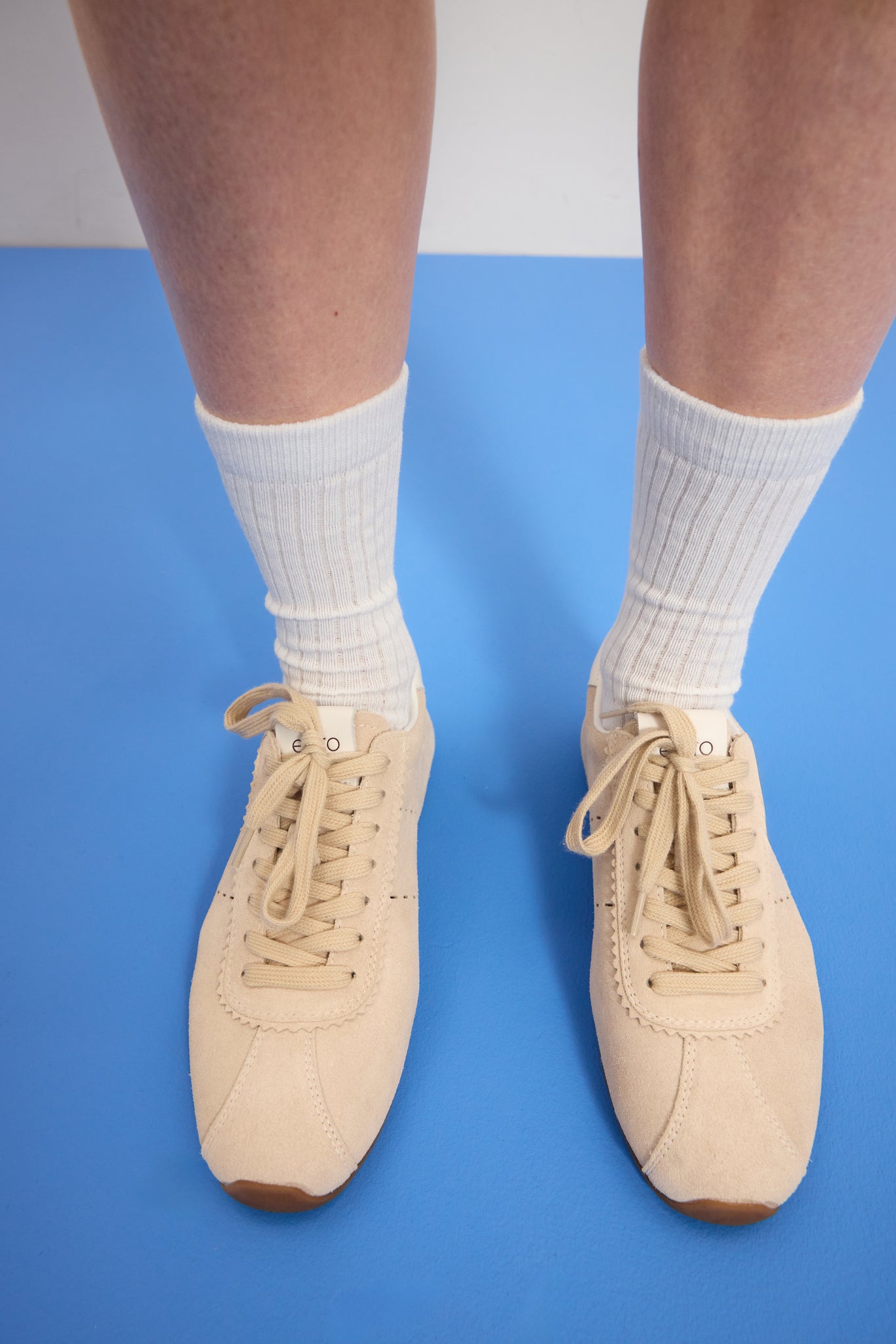 Beiger Damen-Sneaker von Estro aus natürlichem Veloursleder.
