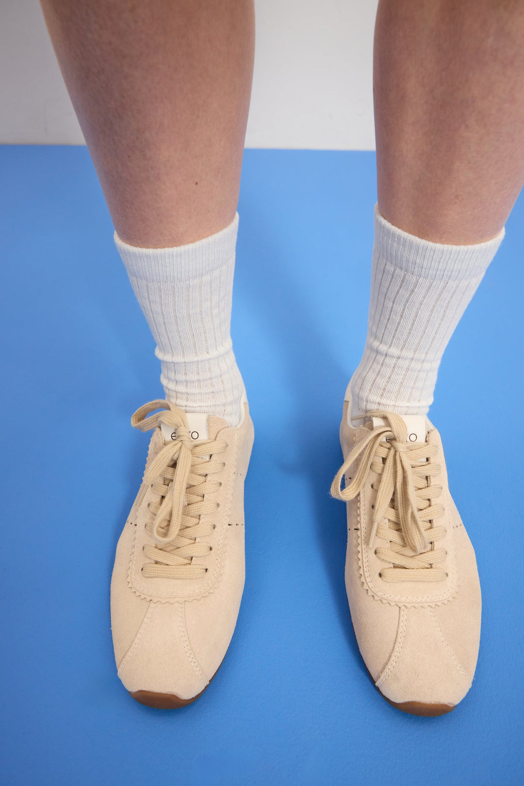 Beiger Damen-Sneaker von Estro aus natürlichem Veloursleder.