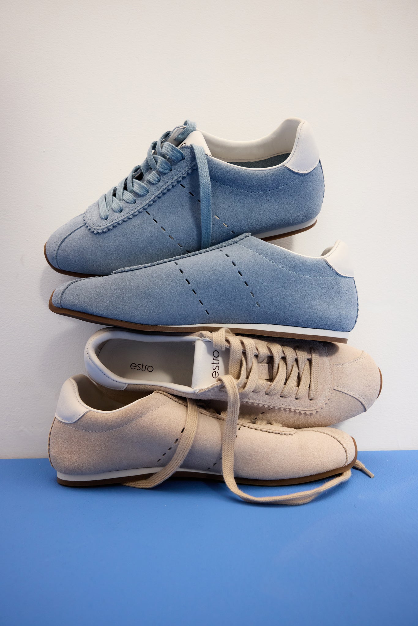 Velours-Damen-Sneaker von Estro – Farbpräsentation.
