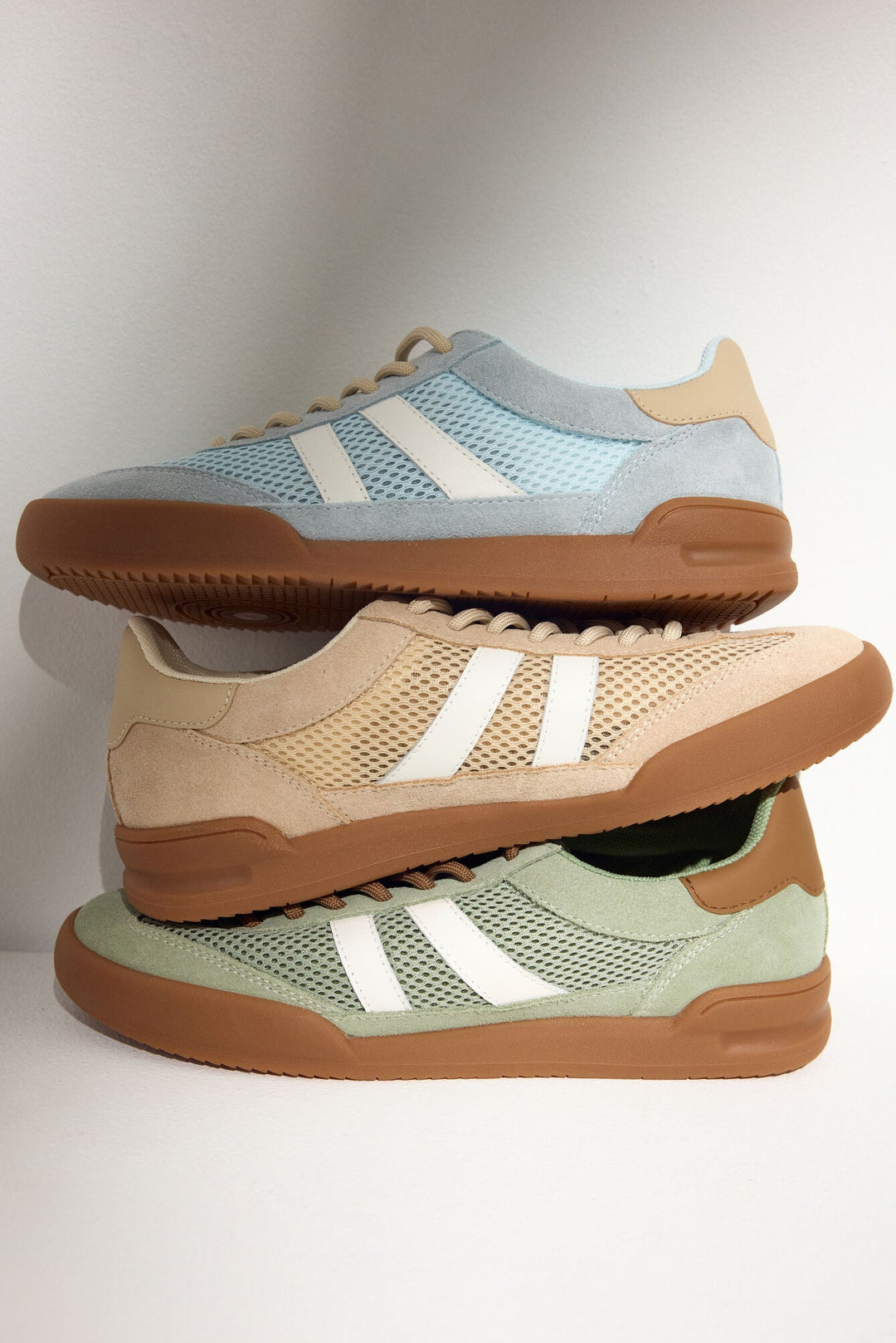 Damen-Sneaker aus Naturvelours und atmungsaktivem Mesh, Vergleich der Farbtöne.
