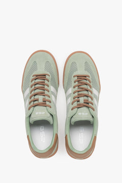 Leichte grüne Damen-Sneaker aus Mesh und Velours.