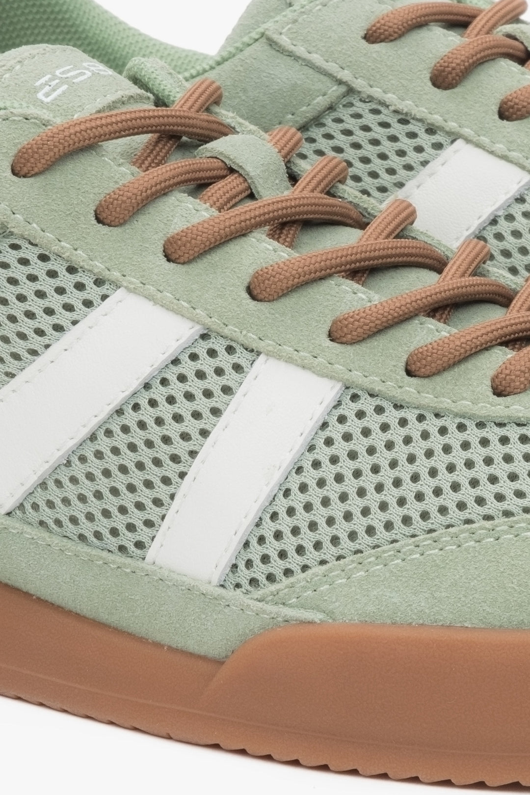 Damen-Sneaker aus Mesh und Velours in Grün (Detailaufnahme).