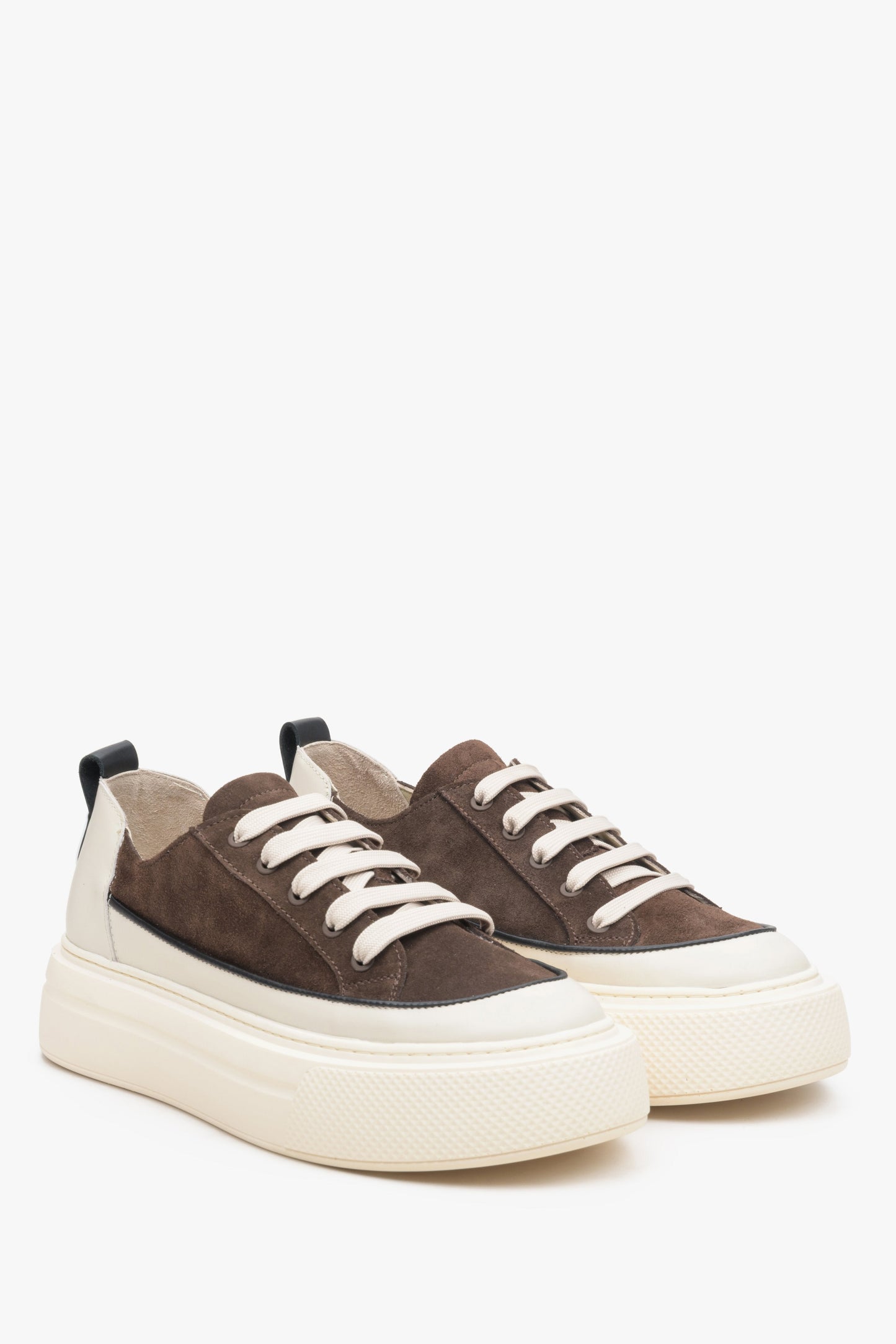 Damen-Low-Top-Sneaker aus natürlichem Leder in Braun und Beige.
