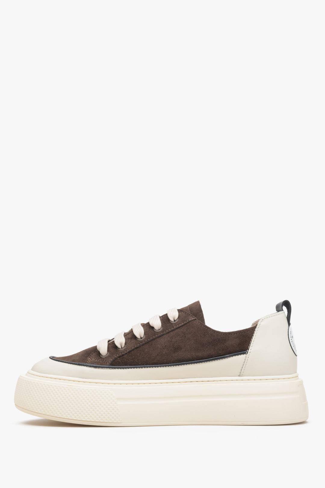 Braune und beige Damen-Low-Top-Sneaker aus echtem Leder und Wildleder – Seitenprofil des Schuhs.
