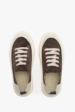 Damen-Sneaker in Braun und Beige aus natürlichem Leder und Wildleder aus der Estro-Kollektion – Präsentation der Schuhe von oben.