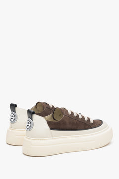 Damen-Low-Top-Sneaker aus Leder und Wildleder von Estro in Braun und Beige – Nahaufnahme der Schuhlinie.
