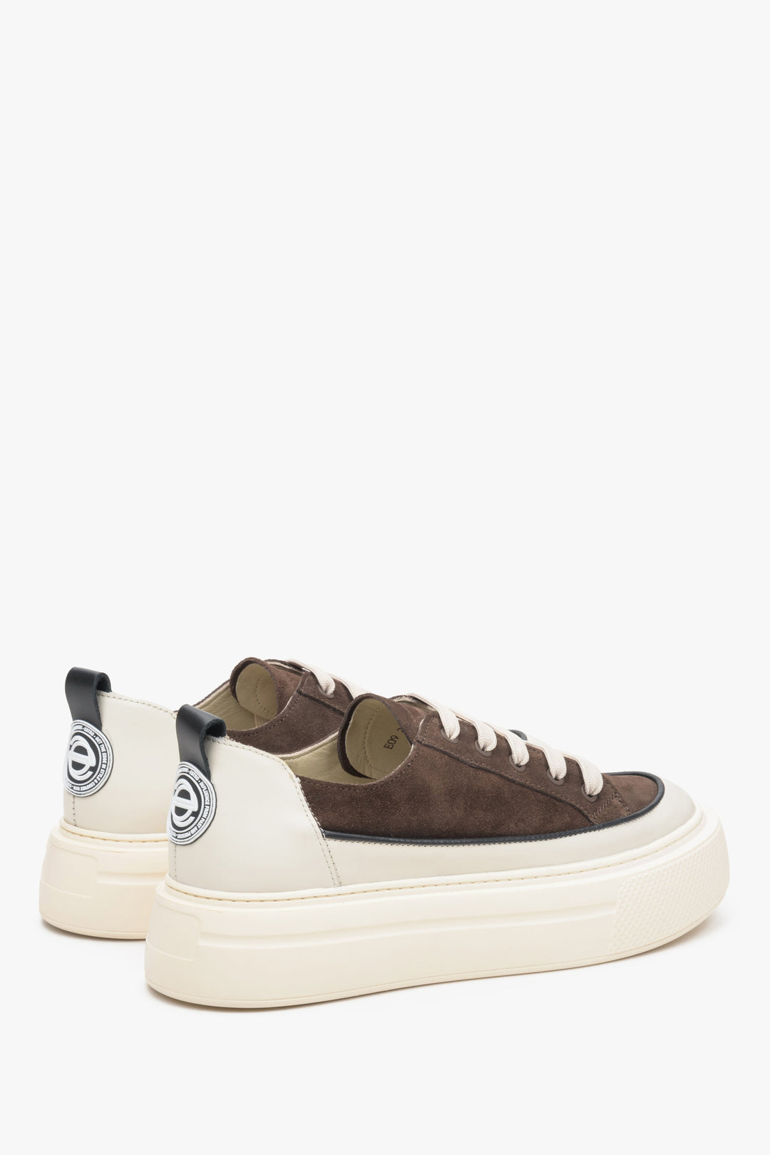 Damen-Low-Top-Sneaker aus Leder und Wildleder von Estro in Braun und Beige – Nahaufnahme der Schuhlinie.