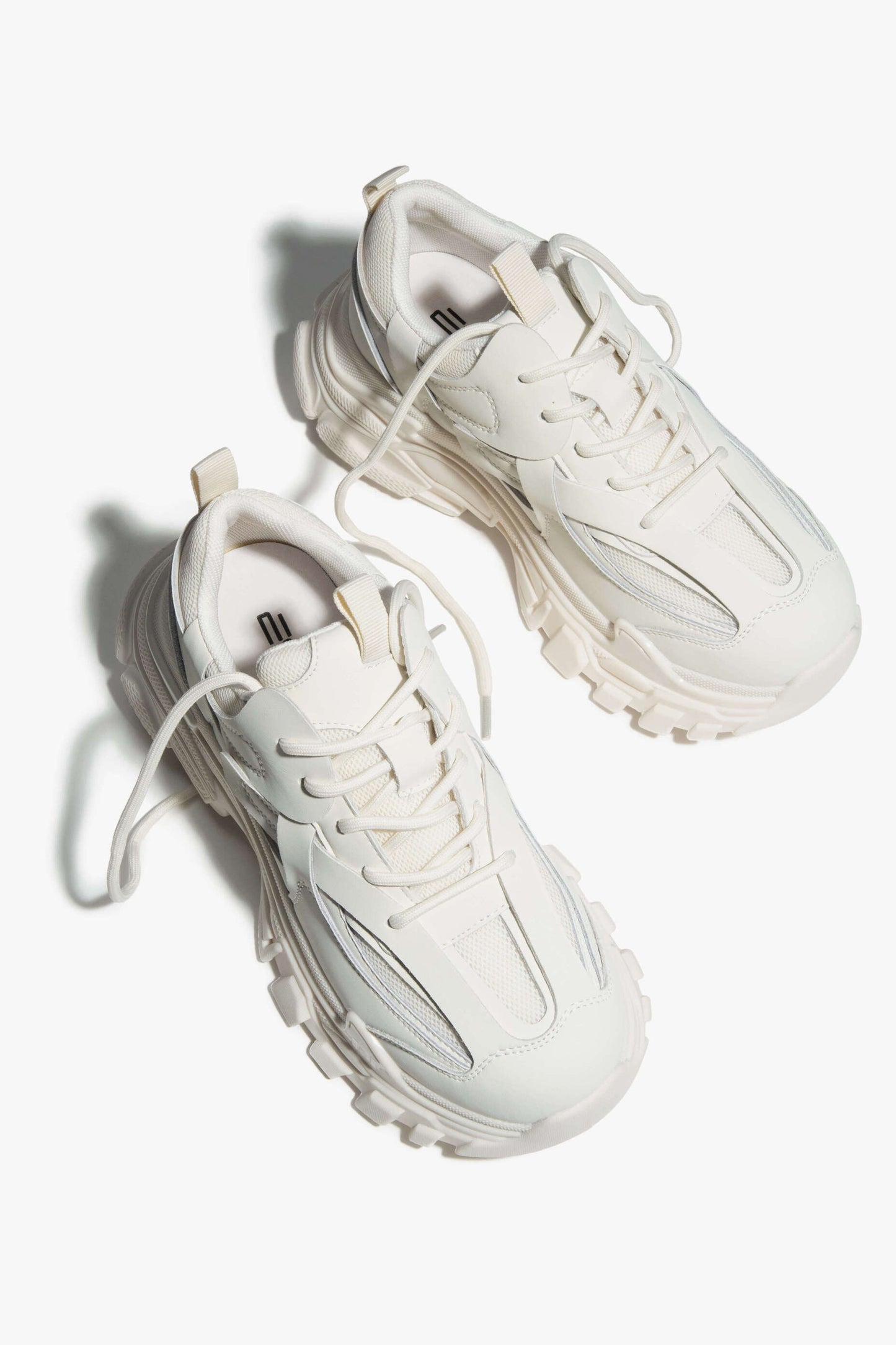 Damen Sneakers in Hellbeige mit flacher, dicker Plateausohle ES8 ER00112610.