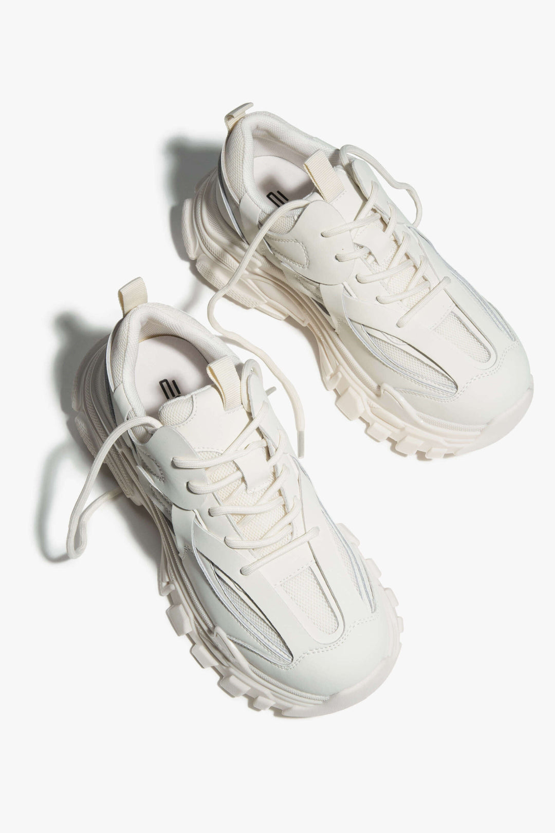 Damen Sneakers in Hellbeige mit flacher, dicker Plateausohle ES8 ER00112610.
