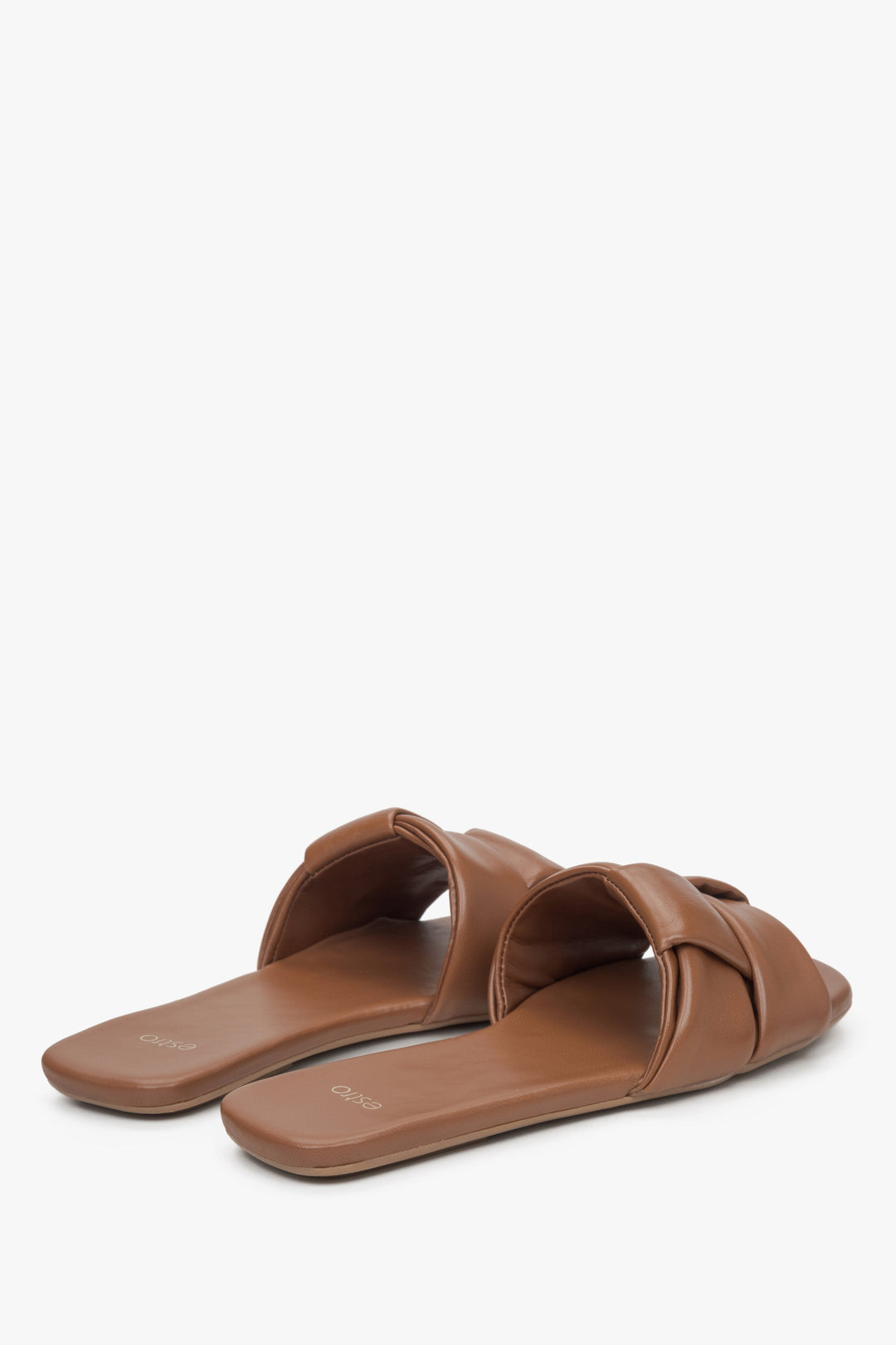 Damen-Slide-Sandalen aus braunem Patchleder gefertigt.