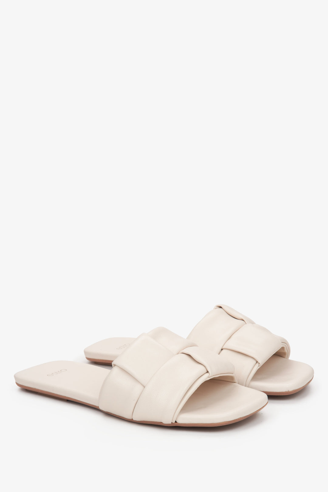 Leichte Damen-Sommersandalen aus echtem Leder in Hellbeigem.