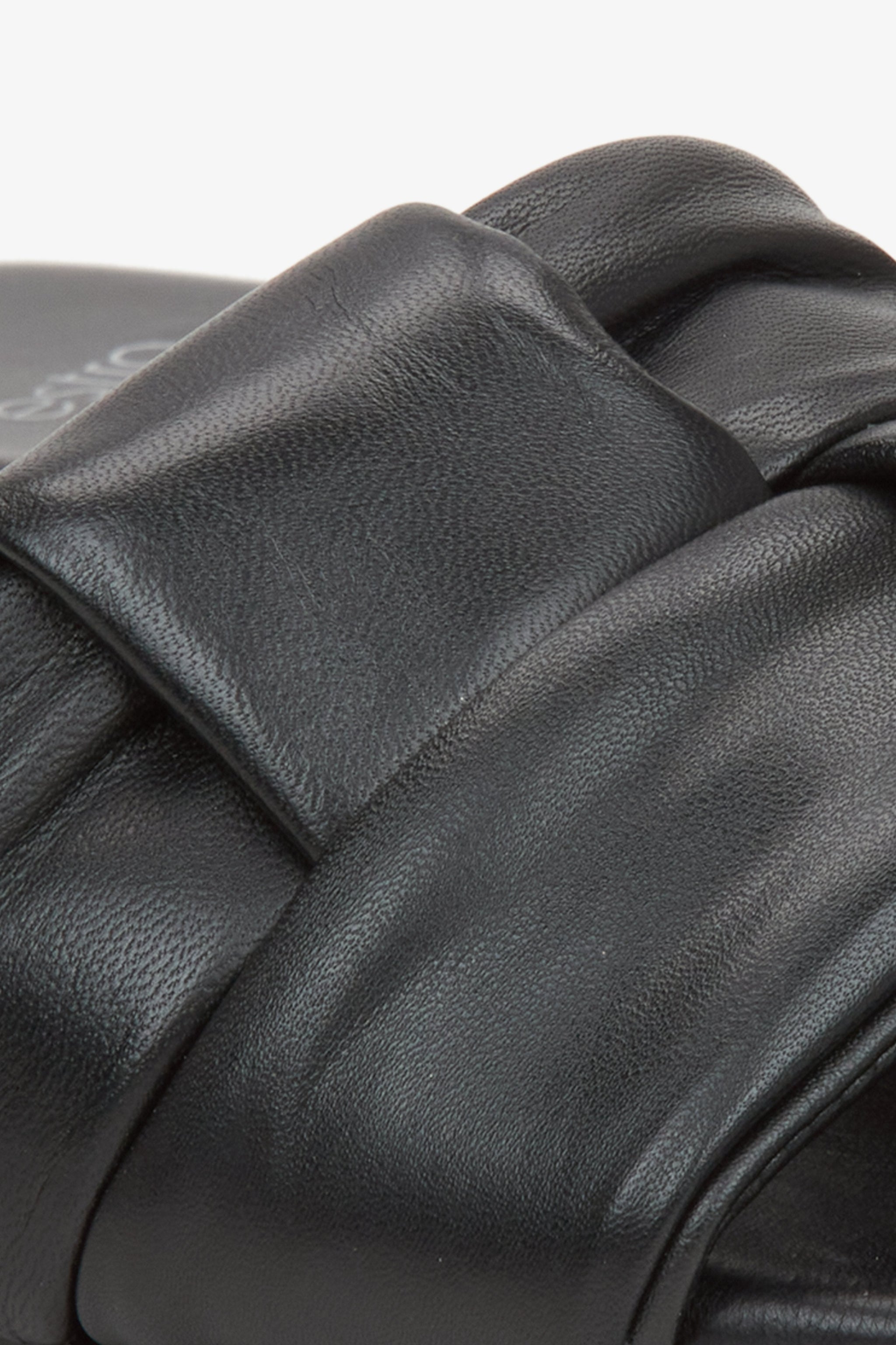Damen-Pantoletten in Schwarz von Estro – Detailaufnahme.