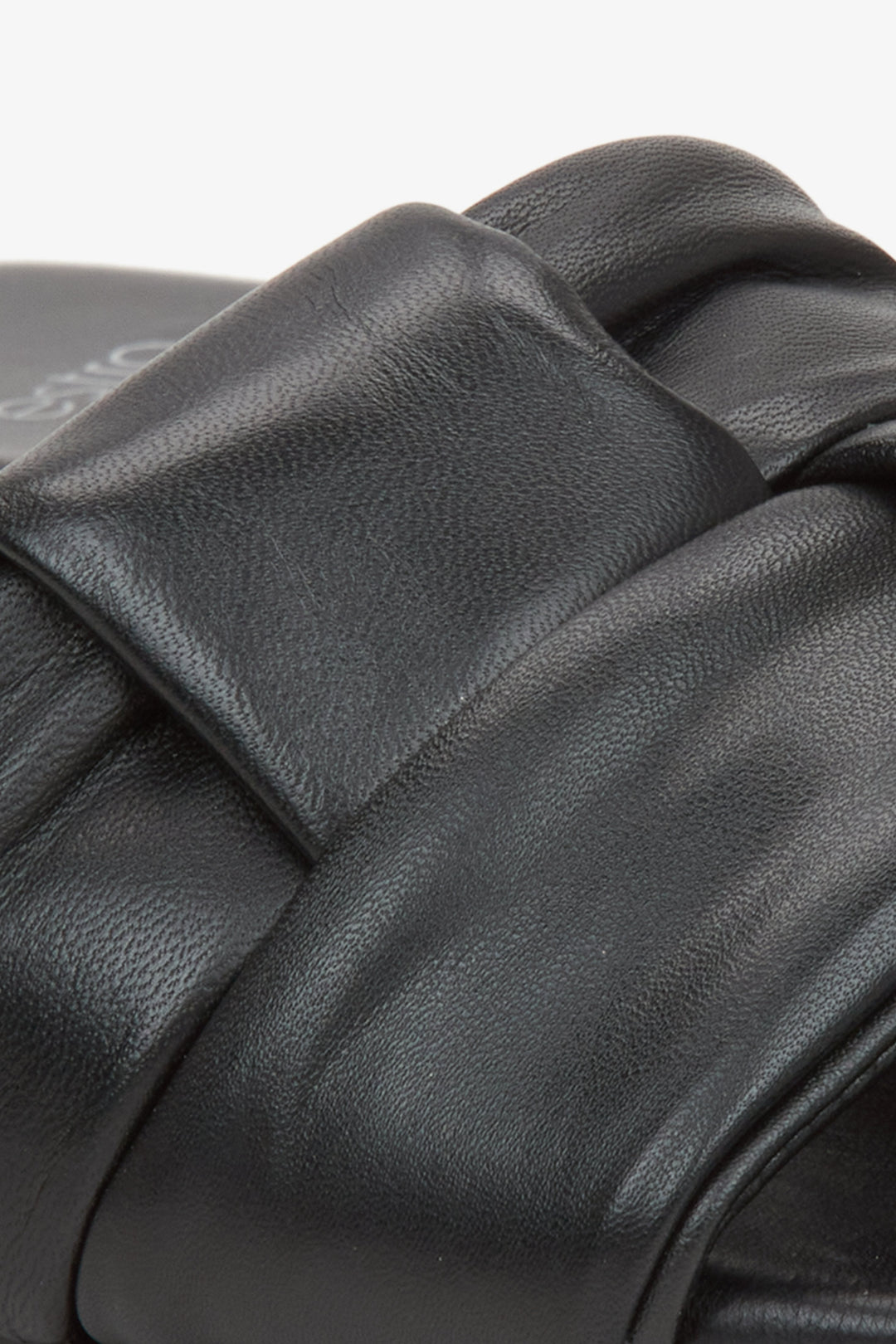 Damen-Pantoletten in Schwarz von Estro – Detailaufnahme.