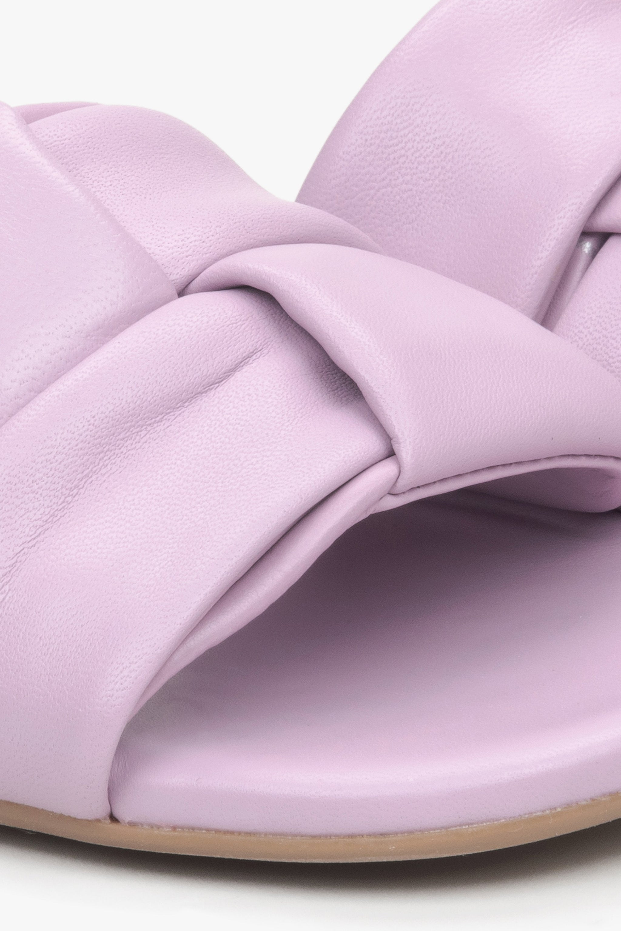 Damen-Pantoletten in Violett von Estro – Detailaufnahme.