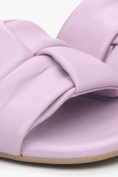 Damen-Pantoletten in Violett von Estro – Detailaufnahme.