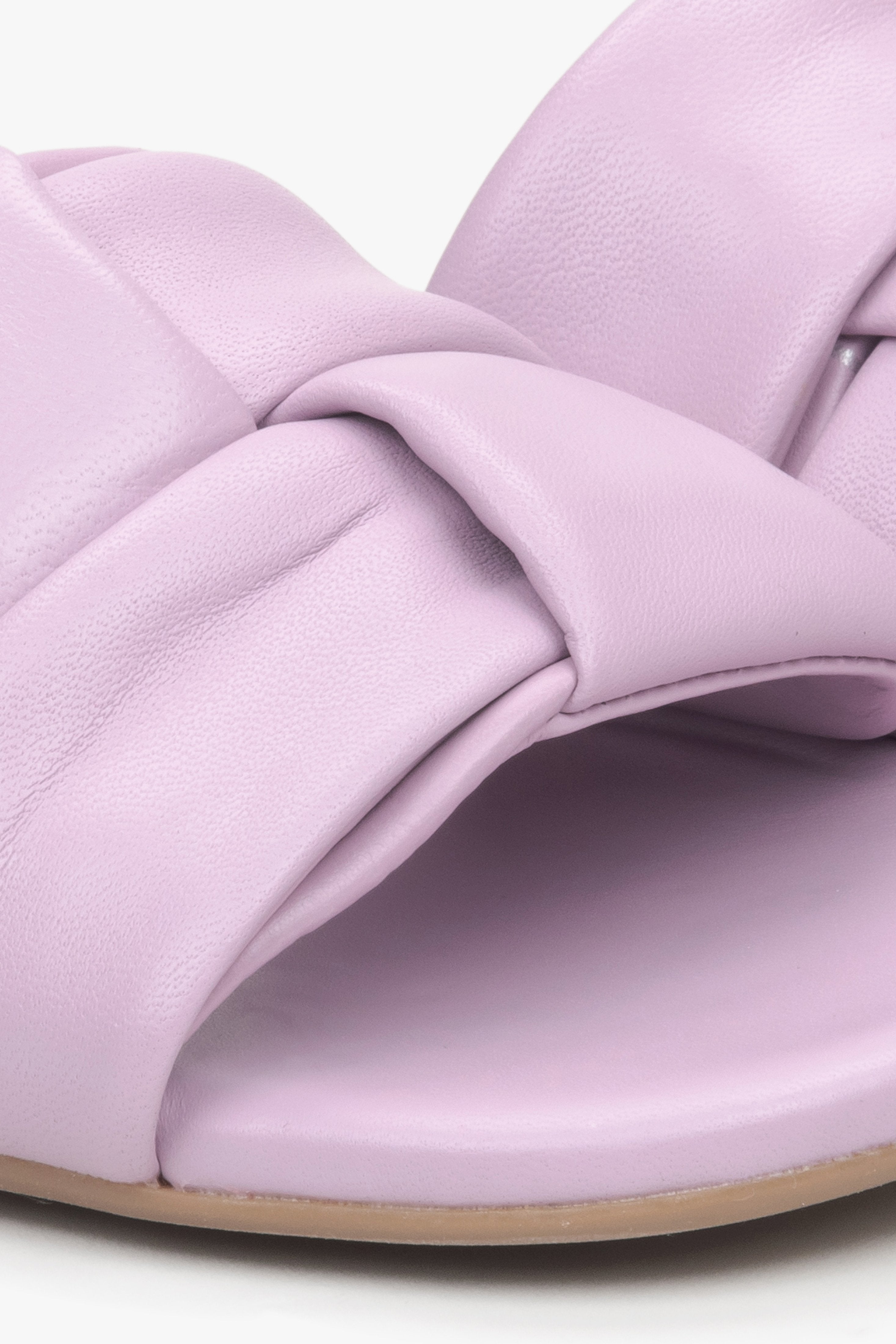 Damen-Pantoletten in Violett von Estro – Detailaufnahme.