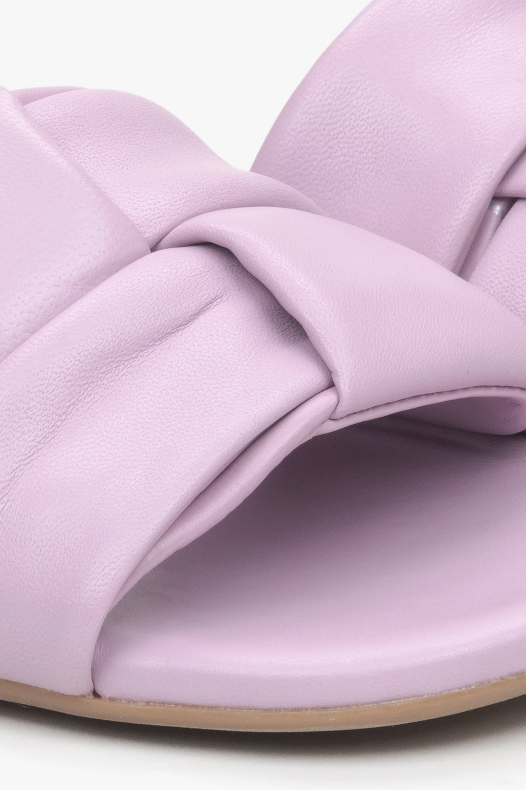 Damen-Pantoletten in Violett von Estro – Detailaufnahme.