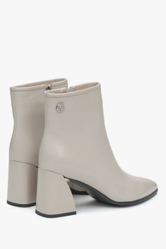 Modische Ankle Boots für Damen aus hellbeigem Echtleder Estro ER00115878