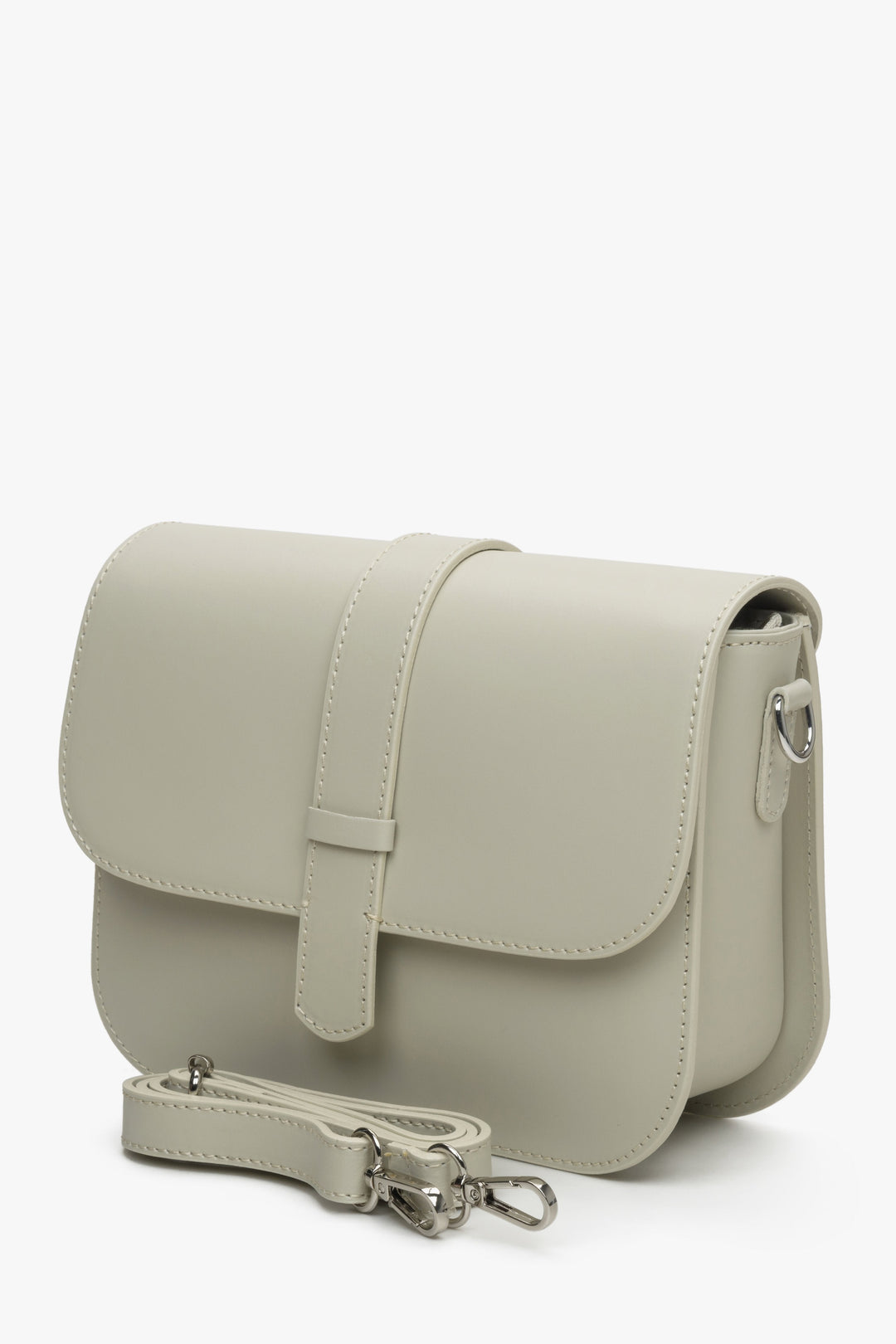 Graue und beige Damenhandtasche aus Leder von Estro mit silbernen Beschlägen.