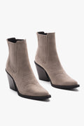 Studio-Aufnahme 3/4-Profil: Paar dunkelbeiger Damen-Cowboy-Boots aus italienischem Veloursleder auf schrägem Blockabsatz von Estro