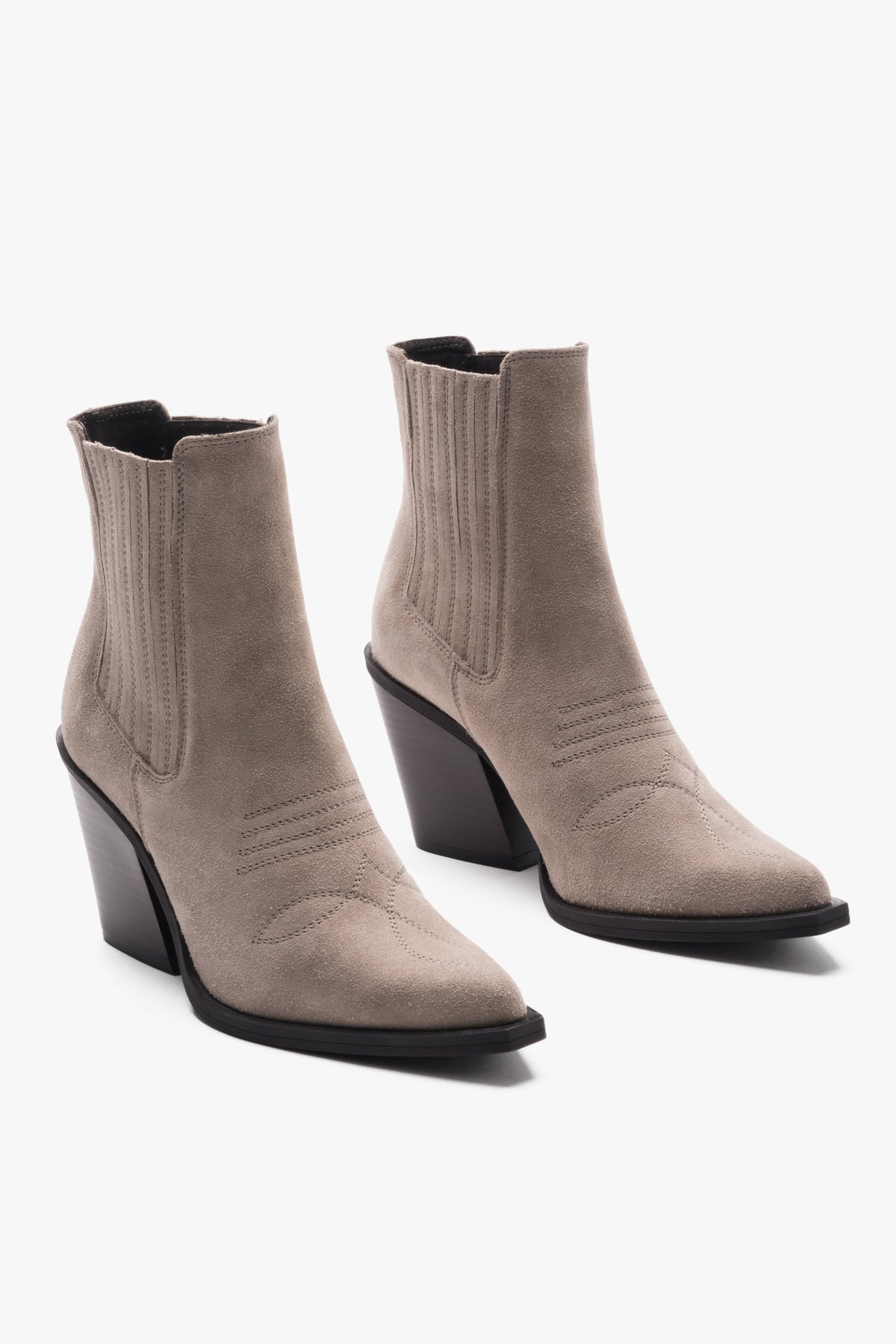 Studio-Aufnahme 3/4-Profil: Paar dunkelbeiger Damen-Cowboy-Boots aus italienischem Veloursleder auf schrägem Blockabsatz von Estro