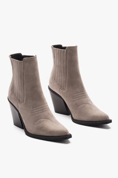 Studio-Aufnahme 3/4-Profil: Paar dunkelbeiger Damen-Cowboy-Boots aus italienischem Veloursleder auf schrägem Blockabsatz von Estro