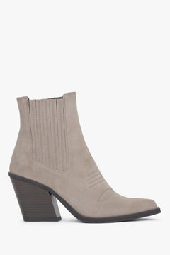 Reines Seitenprofil des linken dunkelbeigen Veloursleder-Cowboy-Boots mit vertikalen Schaftnähten