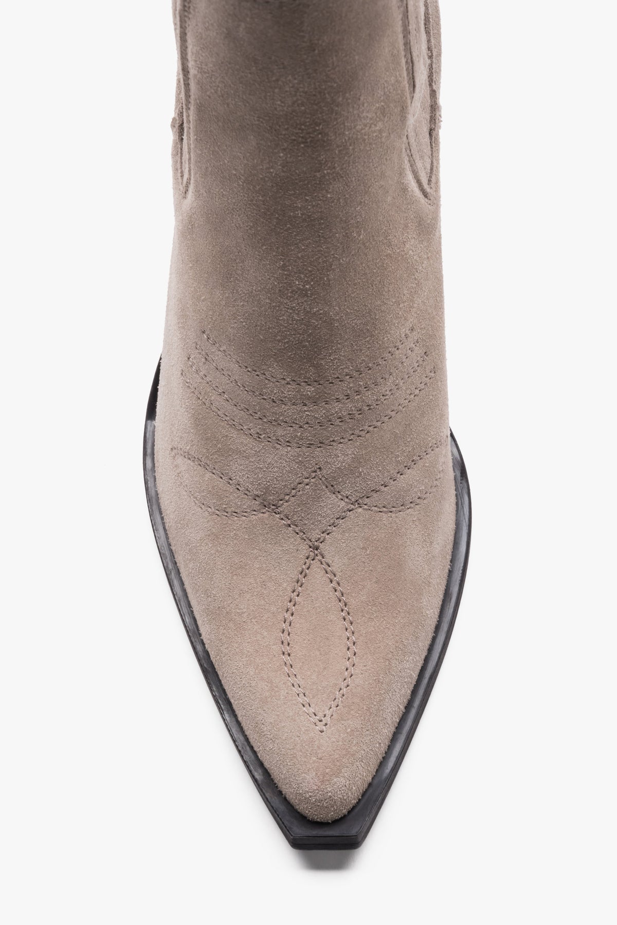 Ansicht von oben auf die spitze Zehenpartie des dunkelbeigen Cowboy-Boots mit feiner Western-Stickerei