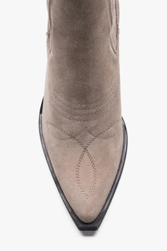 Ansicht von oben auf die spitze Zehenpartie des dunkelbeigen Cowboy-Boots mit feiner Western-Stickerei
