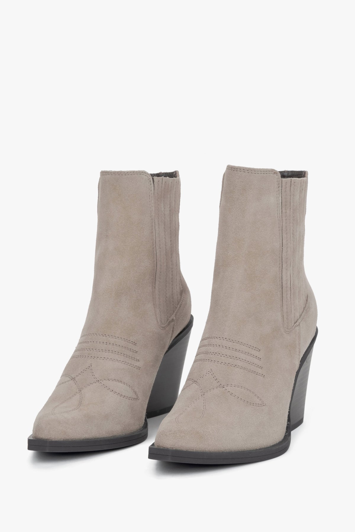 Frontale Ansicht des Paares dunkelbeiger Damen-Cowboy-Boots aus samtigem Premium-Veloursleder