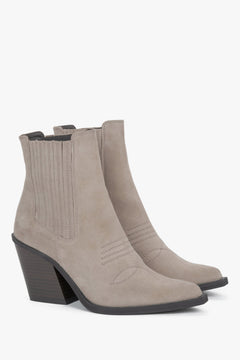 Diagonale Frontalansicht des Paares dunkelbeiger Veloursleder-Boots von rechts