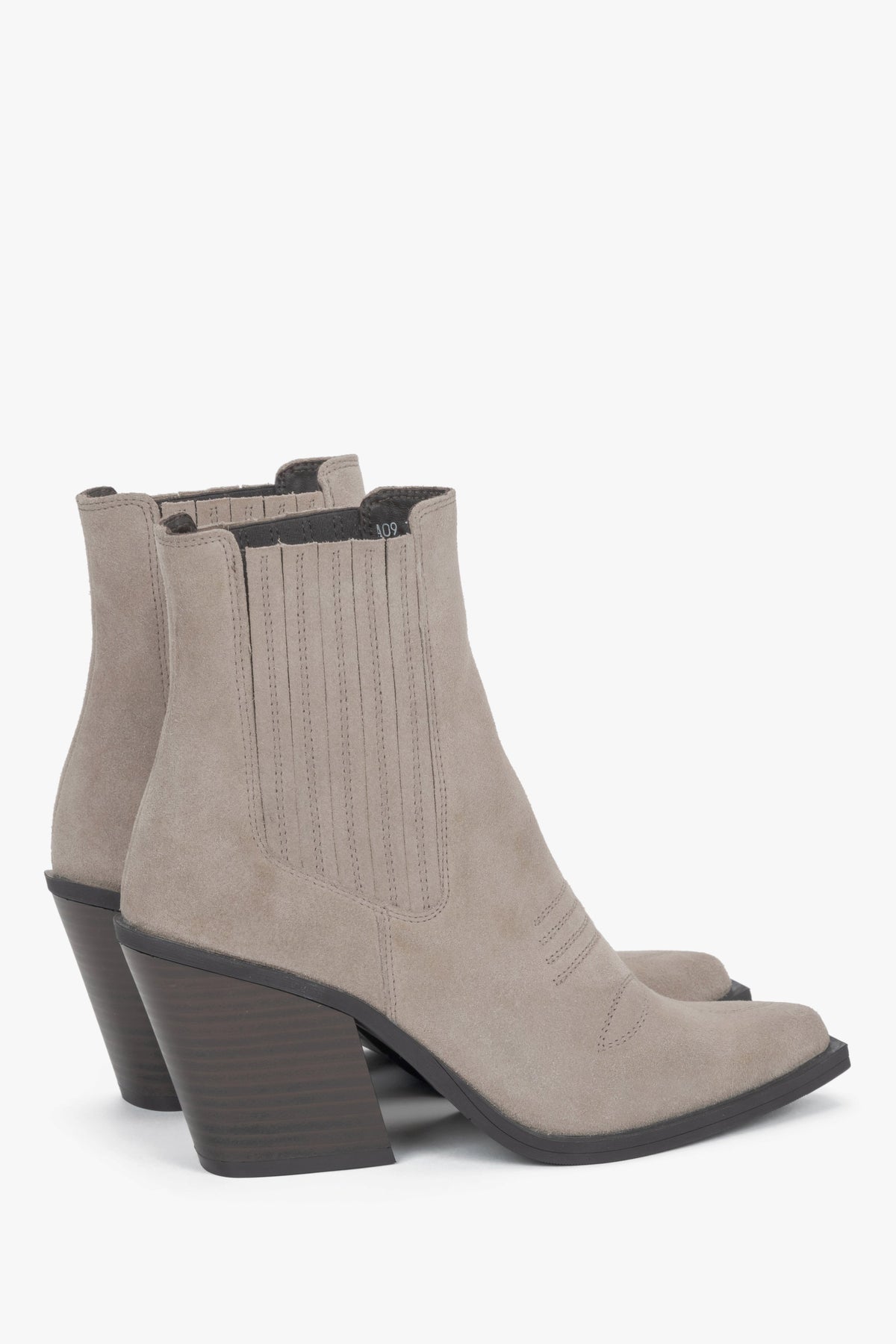 Diagonale Frontalansicht des Paares dunkelbeiger Veloursleder-Boots von links