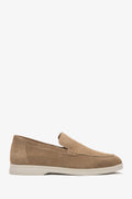 Dunkelbeige Damen-Mokassins aus italienischem Premium-Veloursleder in seitlicher Profilansicht