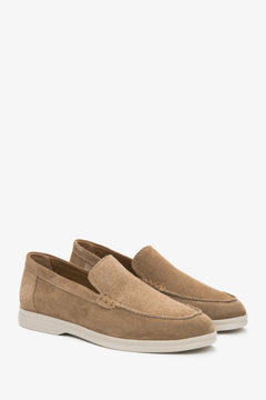 Dunkelbeige Damen-Mokassins aus Veloursleder in schräger Vorderansicht