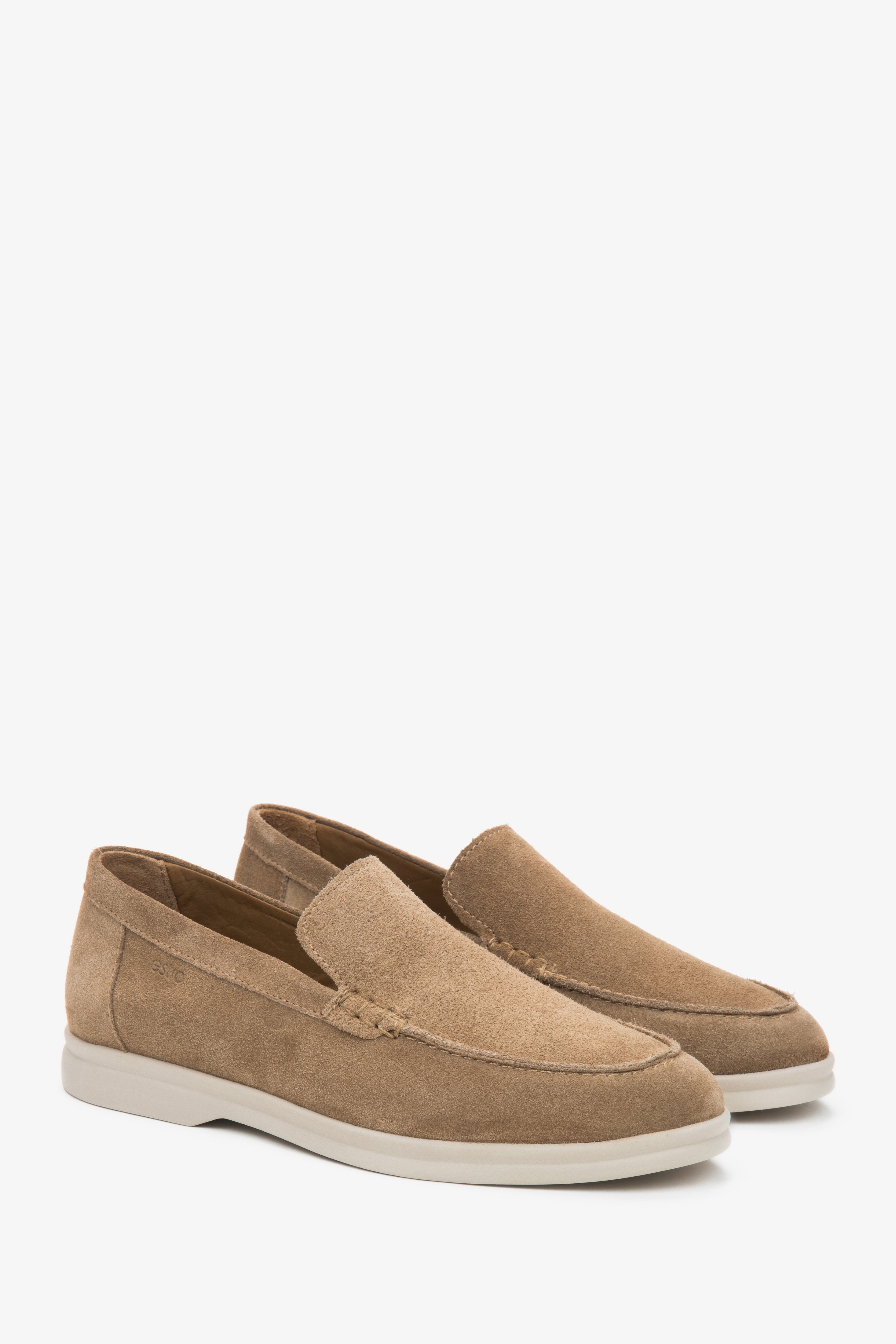 Dunkelbeige Damen-Mokassins aus Veloursleder in schräger Vorderansicht
